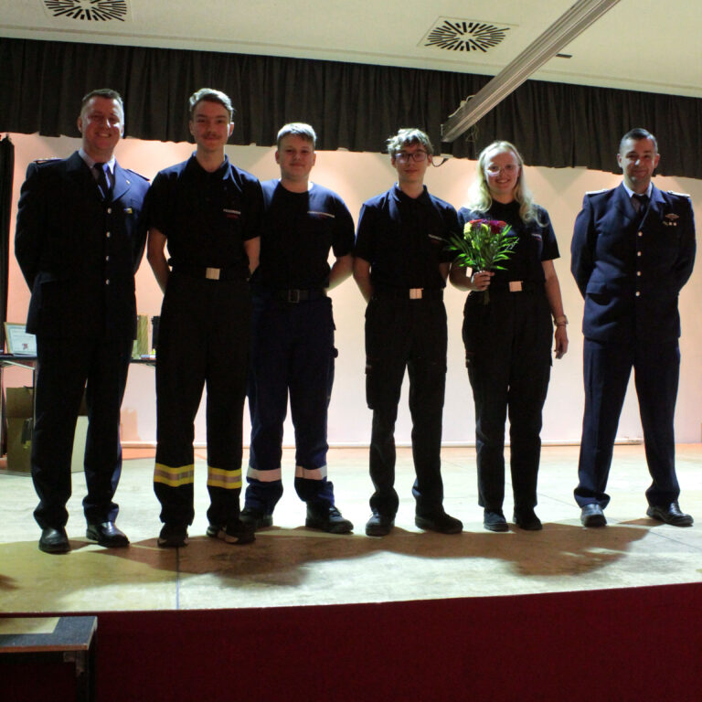Von der Jugendfeuerwehr in die Einsatzabteilung – Vier engagierte Mitglieder starten in den aktiven Dienst